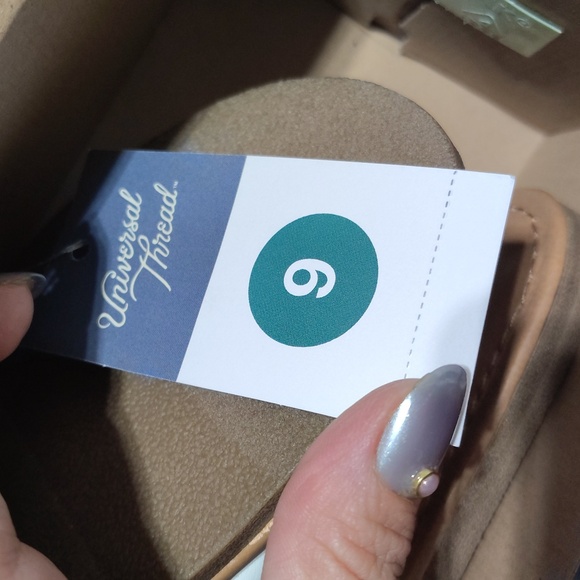 New Universal Thread Nesryn Gold Seashell Accent Sandals In White Size Women's 9 - Picture 7 of 8